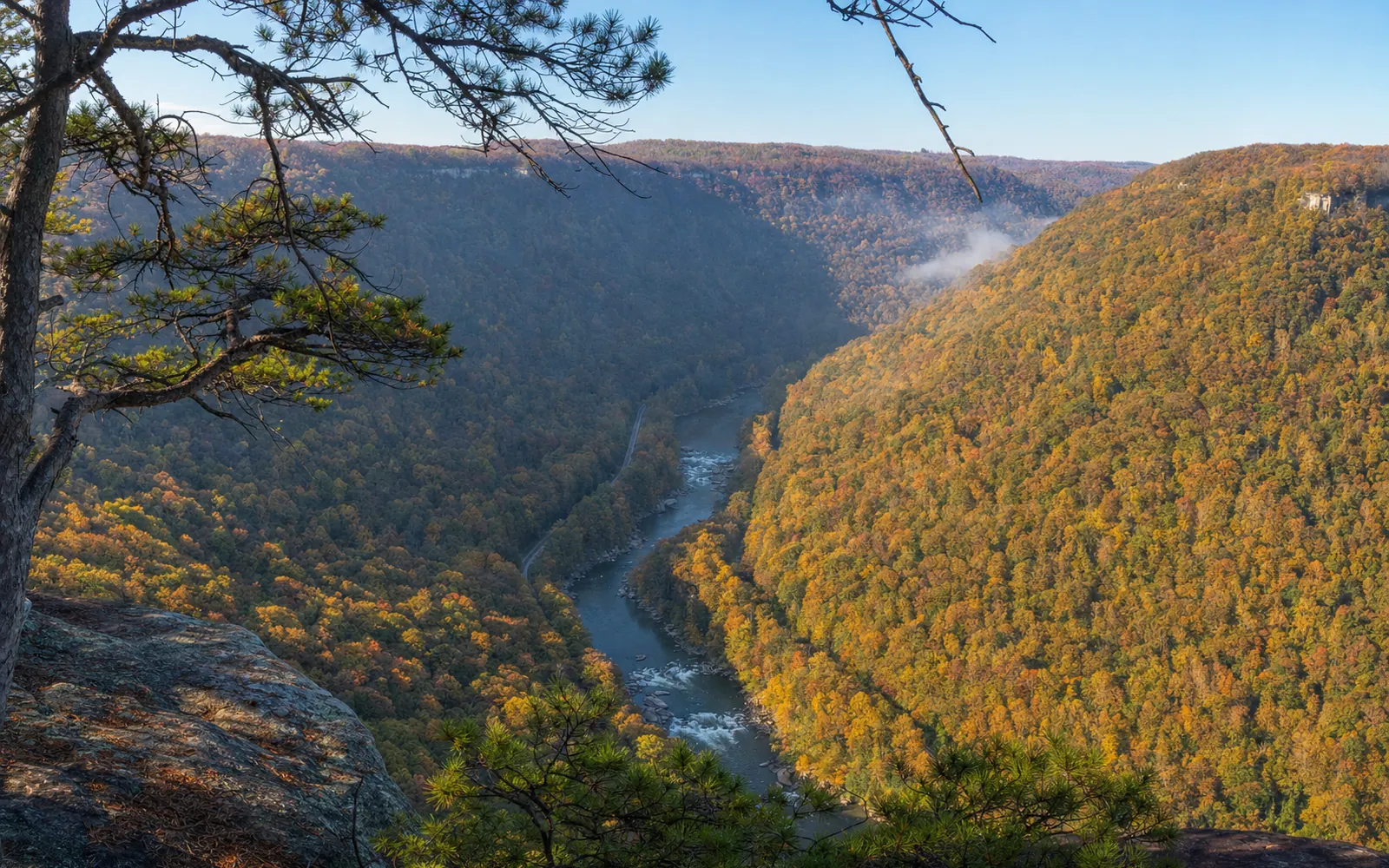 The view from Diamond Point on the Endless Wall Trail, with a sandstone cliff edge in the foreground, the gorge dropping to the river and the far rim in haze, AI-generated illustration